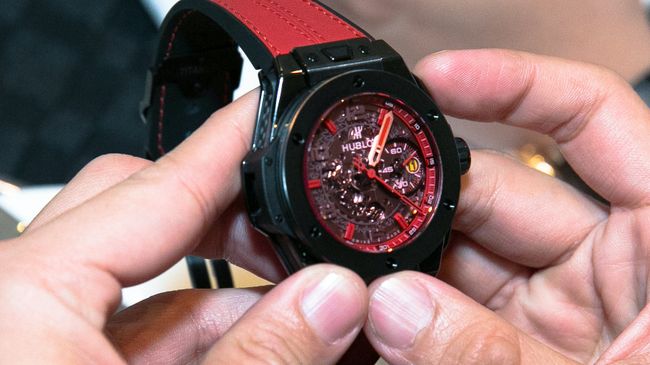 Часы швейцарской марки Hublot. Архивное фото Часы швейцарской марки Hublot. Архивное фото