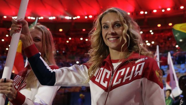 Наталья Ищенко (справа) и Светлана Ромашина несут флаг России на церемонии закрытия Олимпийских игр на стадионе Маракана в Рио-де-Жанейро Наталья Ищенко (справа) и Светлана Ромашина несут флаг России на церемонии закрытия Олимпийских игр на стадионе Маракана в Рио-де-Жанейро