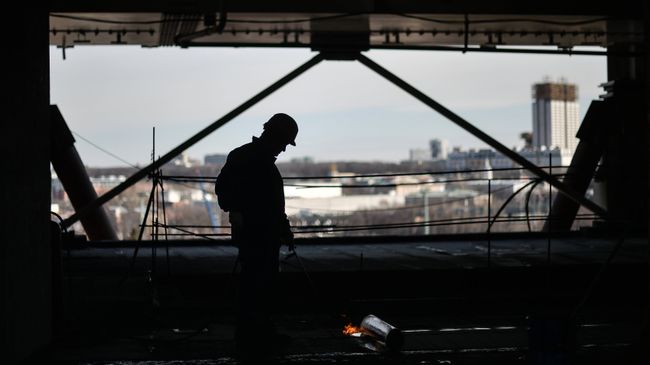 Рабочий на стройке в Москве Рабочий на стройке в Москве