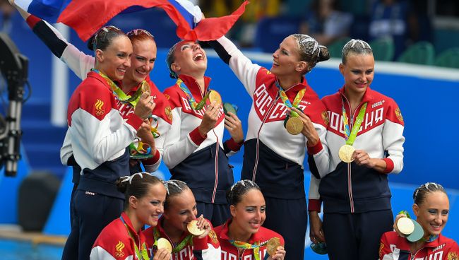 Спортсменки сборной России, завоевавшие золотые медали в произвольной программе групповых соревнований по синхронному плаванию на XXXI летних Олимпийских играх. Архивное фото Спортсменки сборной России, завоевавшие золотые медали в произвольной программе групповых соревнований по синхронному плаванию на XXXI летних Олимпийских играх. Архивное фото