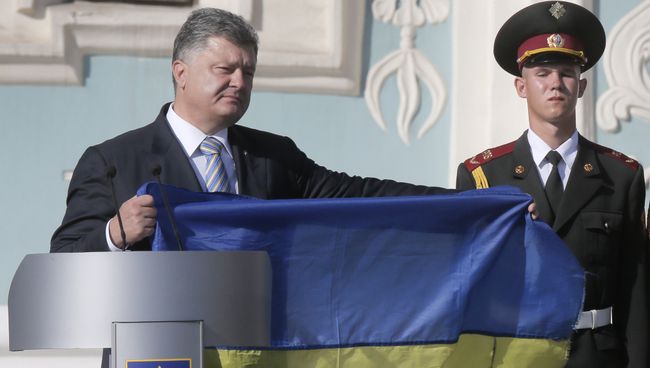 Президент Украины Петр Порошенко на церемонии поднятия государственного флага страны в Киеве Президент Украины Петр Порошенко на церемонии поднятия государственного флага страны в Киеве