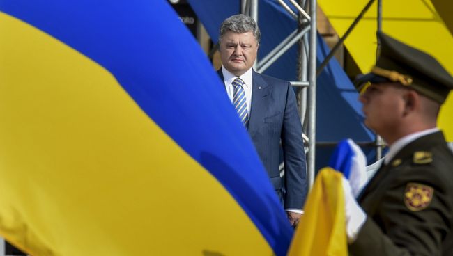 Президент Украины Петр Порошенко на торжественной церемонии поднятия флага Украины на Софийской площади в Киеве. 23 августа 2016 Президент Украины Петр Порошенко на торжественной церемонии поднятия флага Украины на Софийской площади в Киеве. 23 августа 2016