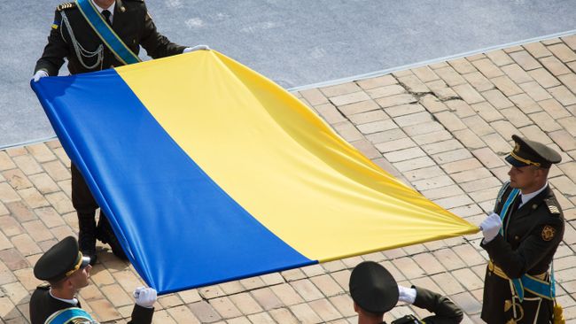 Церемония поднятия государственного флага Украины на Софийской площади в Киеве Церемония поднятия государственного флага Украины на Софийской площади в Киеве