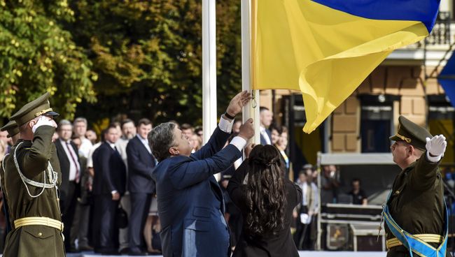 Президент Украины Петр Порошенко на торжественной церемонии поднятия флага Украины на Софийской площади в Киеве Президент Украины Петр Порошенко на торжественной церемонии поднятия флага Украины на Софийской площади в Киеве