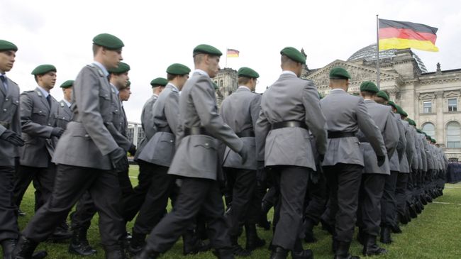 Новобранцы немецкой армии у здания Рейхстага в Берлине. Архивное фото Новобранцы немецкой армии у здания Рейхстага в Берлине. Архивное фото
