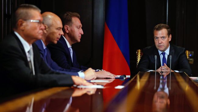 Премьер-министр РФ Дмитрий Медведев на совещании в резиденции Горки. 23 августа 2016