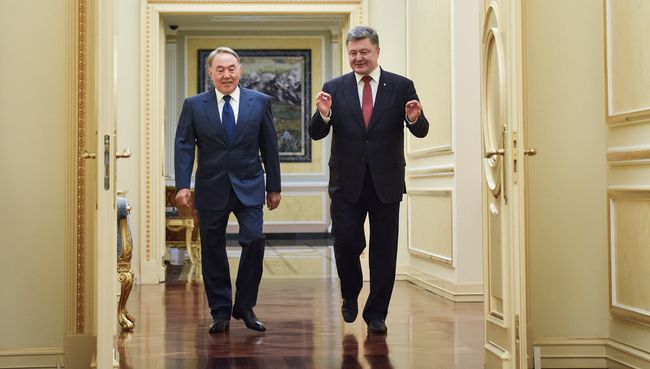 Президент Украины Петр Порошенко (справа) и президент Республики Казахстан Нурсултан Назарбаев во время встречи в Астане. Президент Украины Петр Порошенко (справа) и президент Республики Казахстан Нурсултан Назарбаев во время встречи в Астане.