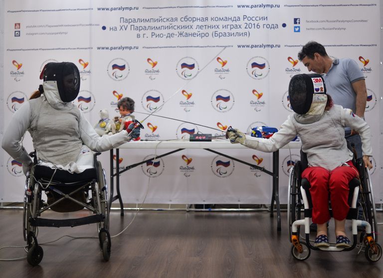 Члены сборной России по фехтованию на колясках Ксения Овсянникова и Анна Петухова на пресс-конференции, посвященной Паралимпиаде в Рио-де-Жанейро Члены сборной России по фехтованию на колясках Ксения Овсянникова и Анна Петухова на пресс-конференции, посвященной Паралимпиаде в Рио-де-Жанейро