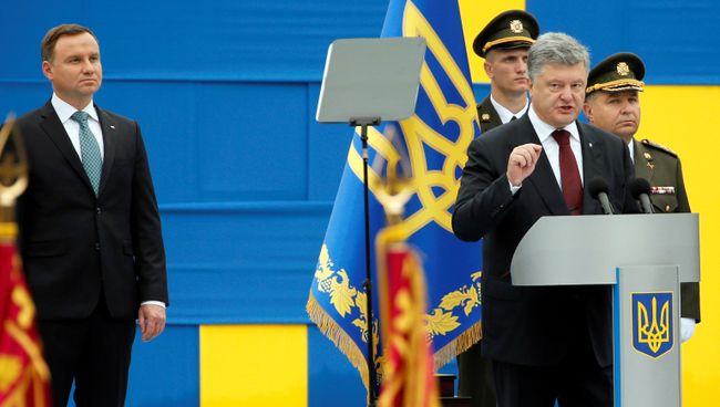 Президент Украины Петр Порошенко выступает перед началом военного парада в честь Дня Независимости Украины Президент Украины Петр Порошенко выступает перед началом военного парада в честь Дня Независимости Украины
