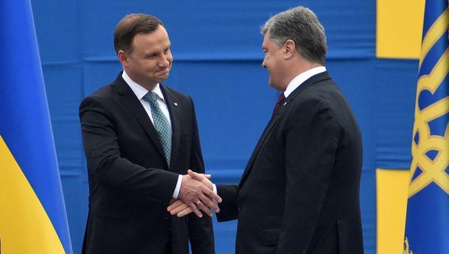 Президент Польши Анджей Дуда с президентом Украины Петром Порошенко во время парада в честь Дня Независимости Украины. 24 августа 2016 Президент Польши Анджей Дуда с президентом Украины Петром Порошенко во время парада в честь Дня Независимости Украины. 24 августа 2016
