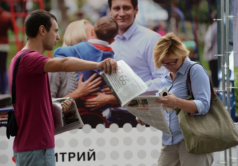 Раздача агитационной печатной продукции в Москве перед выборами в Госдуму РФ седьмого созыва Раздача агитационной печатной продукции в Москве перед выборами в Госдуму РФ седьмого созыва
