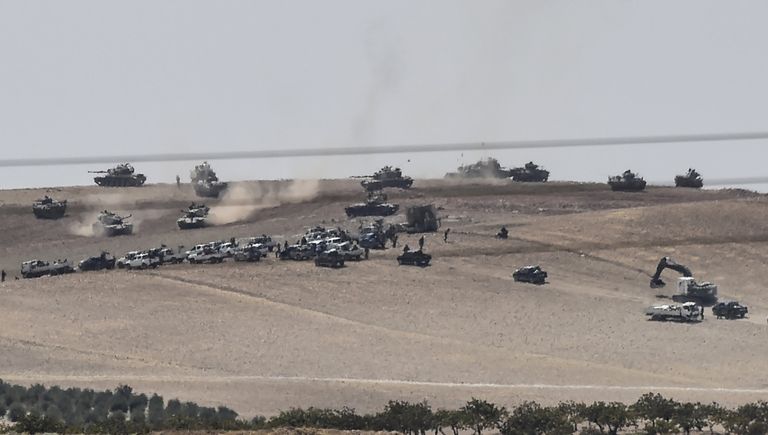 Танки войск Турции и сирийские боевики оппозиции на границе Турции и Сирии. 24 августа 2016 Танки войск Турции и сирийские боевики оппозиции на границе Турции и Сирии. 24 августа 2016