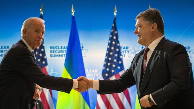 Президент Украины Петр Порошенко и вице-президент США Джозеф Байден во время встречи в Вашингтоне. Март 2016 года Президент Украины Петр Порошенко и вице-президент США Джозеф Байден во время встречи в Вашингтоне. Март 2016 года