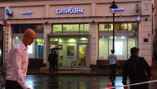 Обстановка у отделения Ситибанка на ул. Большая Никитская, где мужчина угрожает устроить взрыв. Архивное фото Обстановка у отделения Ситибанка на ул. Большая Никитская, где мужчина угрожает устроить взрыв. Архивное фото
