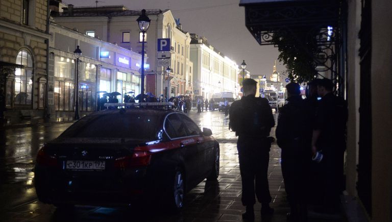 Мужчина угрожает устроить взрыв в отделении банка в центре Москвы Мужчина угрожает устроить взрыв в отделении банка в центре Москвы