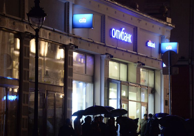 Мужчина угрожает устроить взрыв в отделении банка в центре Москвы Мужчина угрожает устроить взрыв в отделении банка в центре Москвы