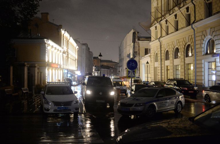 Мужчина угрожает устроить взрыв в отделении банка в центре Москвы Мужчина угрожает устроить взрыв в отделении банка в центре Москвы