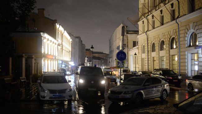 Мужчина угрожает устроить взрыв в отделении банка в центре Москвы Мужчина угрожает устроить взрыв в отделении банка в центре Москвы