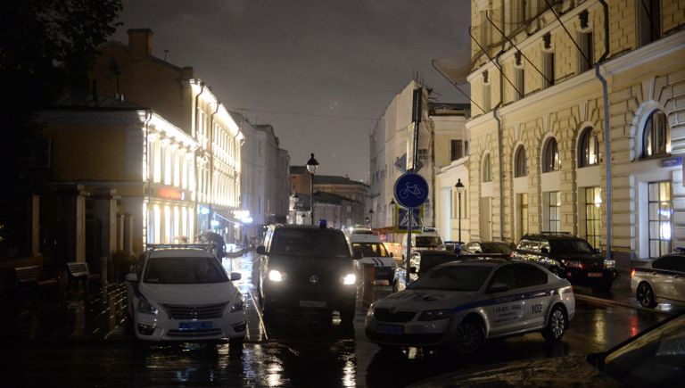 Мужчина угрожает устроить взрыв в отделении банка в центре Москвы Мужчина угрожает устроить взрыв в отделении банка в центре Москвы