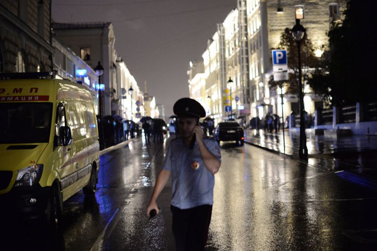 Мужчина угрожает устроить взрыв в отделении банка в центре Москвы Мужчина угрожает устроить взрыв в отделении банка в центре Москвы