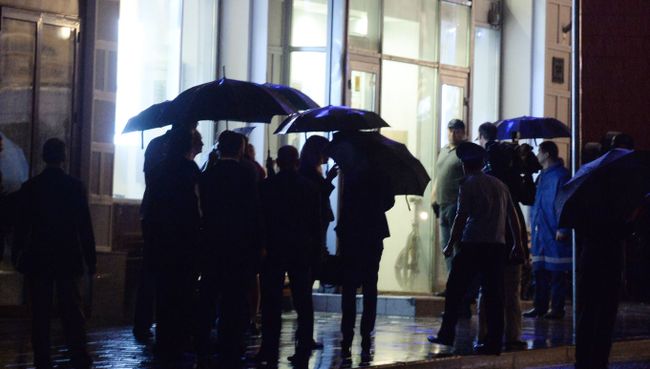 Мужчина угрожает устроить взрыв в отделении банка в центре Москвы Мужчина угрожает устроить взрыв в отделении банка в центре Москвы