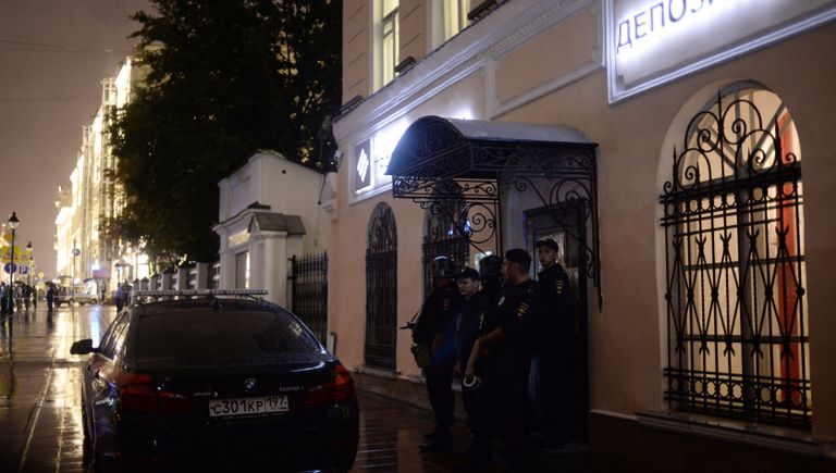 Мужчина угрожает устроить взрыв в отделении банка в центре Москвы Мужчина угрожает устроить взрыв в отделении банка в центре Москвы