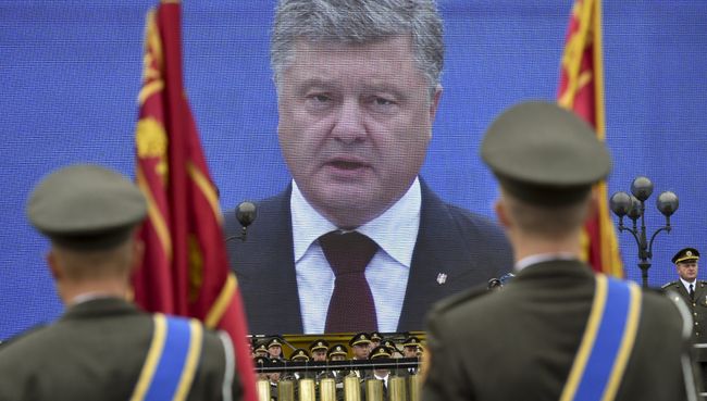 Президент Украины Петр Порошенко на параде по случаю 25-летней годовщины со Дня Независимости Украины в Киеве. 24 августа 2016 Президент Украины Петр Порошенко на параде по случаю 25-летней годовщины со Дня Независимости Украины в Киеве. 24 августа 2016