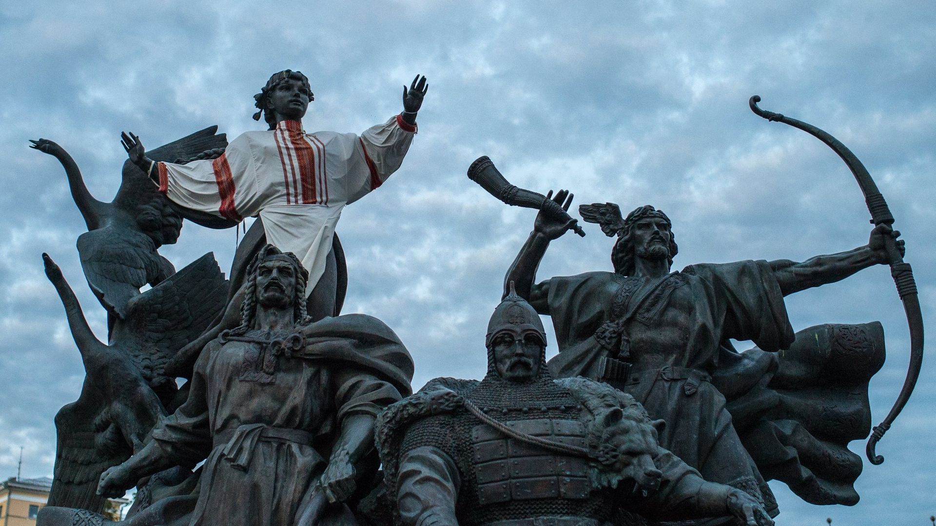 Памятник основателям Киева на площади Независимости в Киеве Памятник основателям Киева на площади Независимости в Киеве - РИА Новости, 1920, 15.10.2021