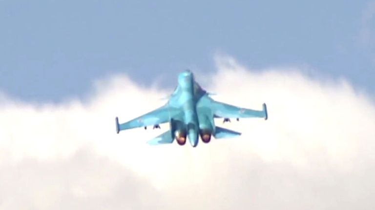 Бомбардировщик Су-34 ВКС РФ во время нанесения бомбовых авиаударов с авиабазы Хамадан по объектам ИГ в Сирии Бомбардировщик Су-34 ВКС РФ во время нанесения бомбовых авиаударов с авиабазы Хамадан по объектам ИГ в Сирии