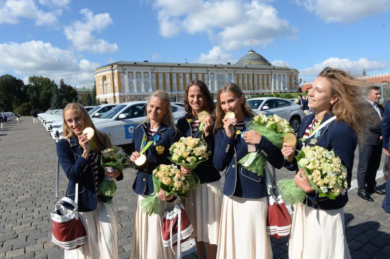 Церемония вручения премьер-министром РФ Д. Медведевым автомобилей победителям и призерам Игр XXXI Олимпиады в Рио-де-Жанейро. 25 августа 2016
