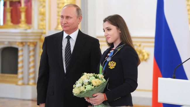 Владимир Путин и серебряный и бронзовый призер по спортивной гимнастике Алия Мустафина на церемонии вручения государственных наград победителям и призерам Олимпийских игр в Рио-де-Жанейро. 25 августа 2016
