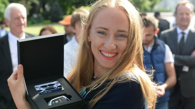 Влада Чигирева после церемонии вручения автомобилей победителям и призерам Игр XXXI Олимпиады в Рио-де-Жанейро. 25 августа 2016 Влада Чигирева после церемонии вручения автомобилей победителям и призерам Игр XXXI Олимпиады в Рио-де-Жанейро. 25 августа 2016