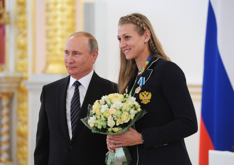 Владимир Путин и олимпийская чемпионка по гандболу Ирина Близнова на церемонии вручения государственных наград победителям и призерам Олимпийских игр в Рио-де-Жанейро. 25 августа 2016 Владимир Путин и олимпийская чемпионка по гандболу Ирина Близнова на церемонии вручения государственных наград победителям и призерам Олимпийских игр в Рио-де-Жанейро. 25 августа 2016