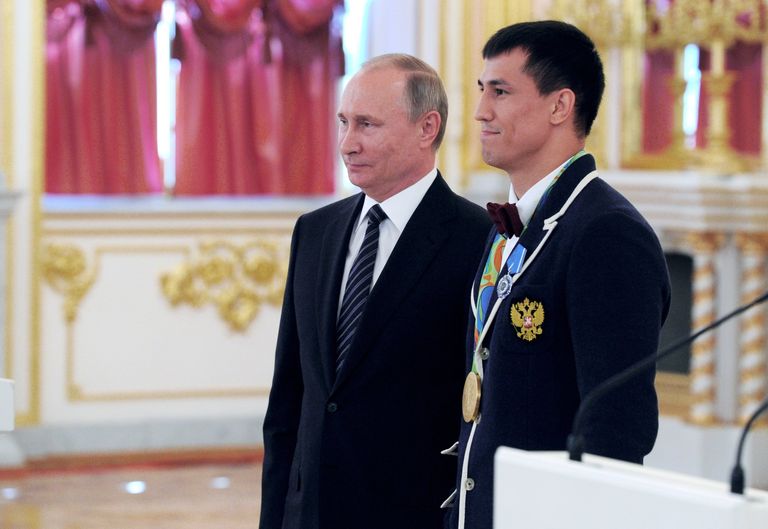 Владимир Путин и олимпийский чемпион по греко-римской Роман Власов на церемонии вручения государственных наград победителям и призерам Олимпийских игр в Рио-де-Жанейро. 25 августа 2016 Владимир Путин и олимпийский чемпион по греко-римской Роман Власов на церемонии вручения государственных наград победителям и призерам Олимпийских игр в Рио-де-Жанейро. 25 августа 2016