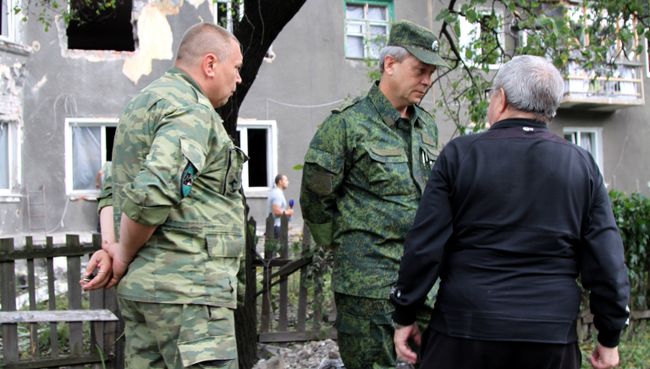 Заместитель командующего оперативным командованием ДНР Эдуард Басурин (в центре) беседует с жителем Горловки, пострадавшей в результате обстрела Заместитель командующего оперативным командованием ДНР Эдуард Басурин (в центре) беседует с жителем Горловки, пострадавшей в результате обстрела