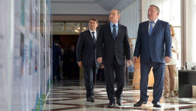 Президент РФ Владимир Путин и губернатор Алтайского края Александр Карлин в Белокурихе. 26 августа 2016 Президент РФ Владимир Путин и губернатор Алтайского края Александр Карлин в Белокурихе. 26 августа 2016