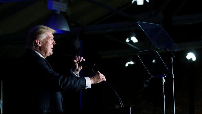 Кандидат в президенты от республиканцев Дональд Трамп выступает на предвыборном митинге в городе Манчестер, штат Нью-Гэмпшир, США. 25 августа 2016 Кандидат в президенты от республиканцев Дональд Трамп выступает на предвыборном митинге в городе Манчестер, штат Нью-Гэмпшир, США. 25 августа 2016