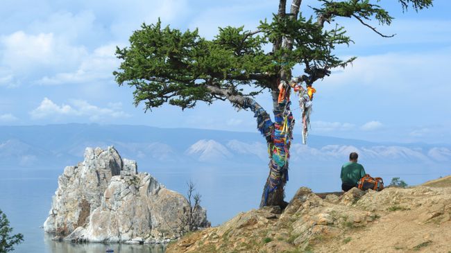 Турист отдыхает на острове Ольхон. Архивное фото