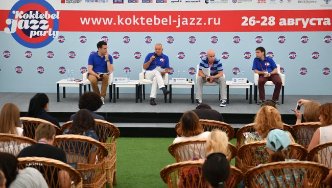 Председатель оргкомитета Международного фестиваля Koktebel Jazz Party генеральный директор МИА Россия сегодня Дмитрий Киселев (второй слева) на пресс-конференции, посвященной открытию фестиваля. Справа налево: генеральный директор ООО Красный квадрат Алексей Кисин, арт-директор фестиваля Koktebel Jazz Party Михаил Иконников Председатель оргкомитета Международного фестиваля Koktebel Jazz Party генеральный директор МИА Россия сегодня Дмитрий Киселев (второй слева) на пресс-конференции, посвященной открытию фестиваля. Справа налево: генеральный директор ООО Красный квадрат Алексей Кисин, арт-директор фестиваля Koktebel Jazz Party Михаил Иконников