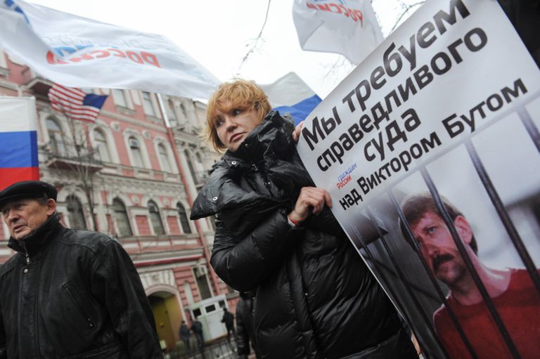 Супруга Виктора Бута на пикете у консульства США в Санкт-Петербурге. 2011 год