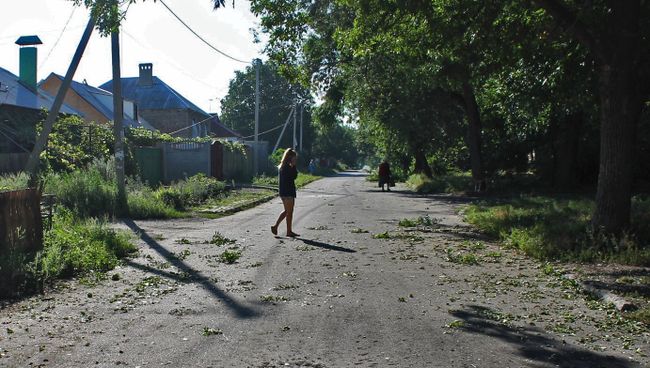 Последствия обстрела Куйбышевского района Донецка украинскими силовиками. Архивное фото Последствия обстрела Куйбышевского района Донецка украинскими силовиками. Архивное фото