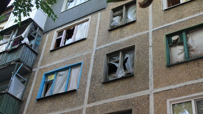 Последствия обстрела Куйбышевского района Донецка украинскими силовиками. Архивное фото Последствия обстрела Куйбышевского района Донецка украинскими силовиками. Архивное фото