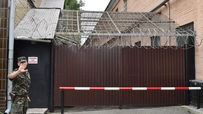 Сотрудник охраны у входа в следственный изолятор на Украине. Архивное фото Сотрудник охраны у входа в следственный изолятор на Украине. Архивное фото