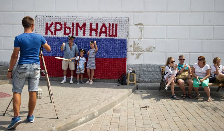 Гости Севастополя фотографируются на набережной города в рамках патриотической акции Бесплатное фото Гости Севастополя фотографируются на набережной города в рамках патриотической акции Бесплатное фото