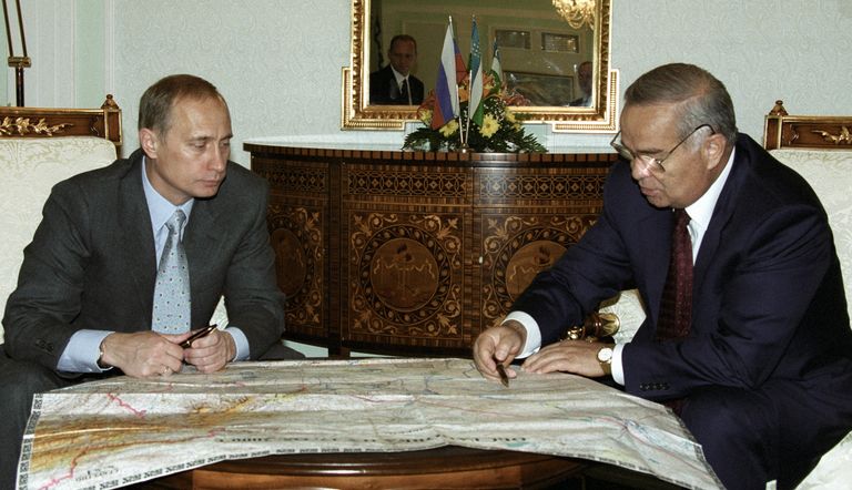Президент Узбекистана Ислам Каримов и Президент РФ Владимир Путин рассматривают карту Узбекистана во время рабочей встречи Президент Узбекистана Ислам Каримов и Президент РФ Владимир Путин рассматривают карту Узбекистана во время рабочей встречи