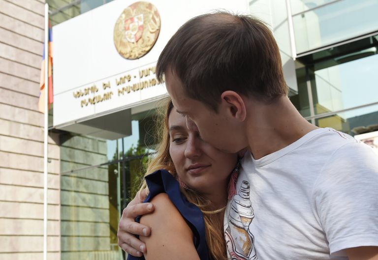 Гражданин РФ Сергей Миронов с супругой Юлией у здания суда в Ереване. 29 августа 2016