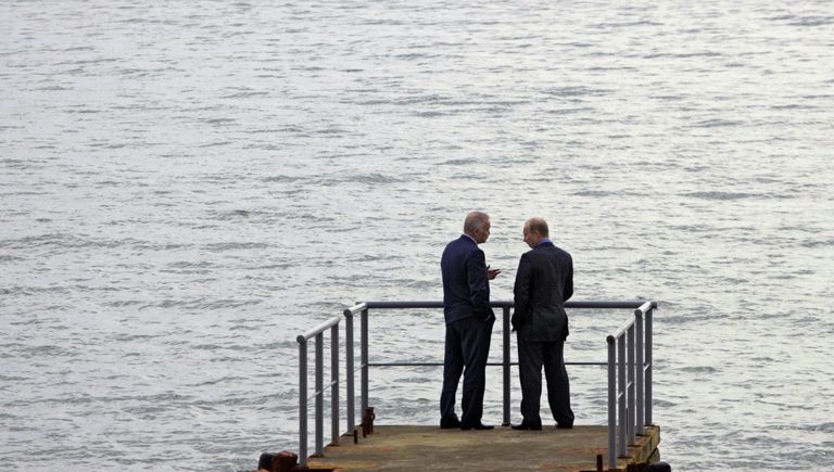 Президент России Владимир Путин и президент Узбекистана Ислам Каримов во время встречи в резиденции Бочаров ручей в Сочи Президент России Владимир Путин и президент Узбекистана Ислам Каримов во время встречи в резиденции Бочаров ручей в Сочи