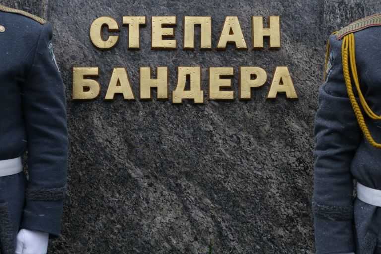 У памятника Степану Бандере во Львове У памятника Степану Бандере во Львове