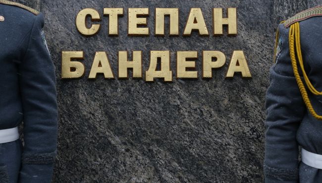 У памятника Степану Бандере во Львове. Архивное фото