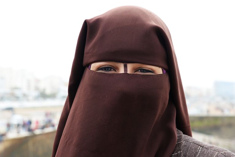 Девушка в платке-никабе на площади перед мечетью Хасана II в Касабланке Девушка в платке-никабе на площади перед мечетью Хасана II в Касабланке